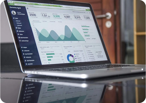Ordinateur portable affichant une page internet d'un panel de statistiques